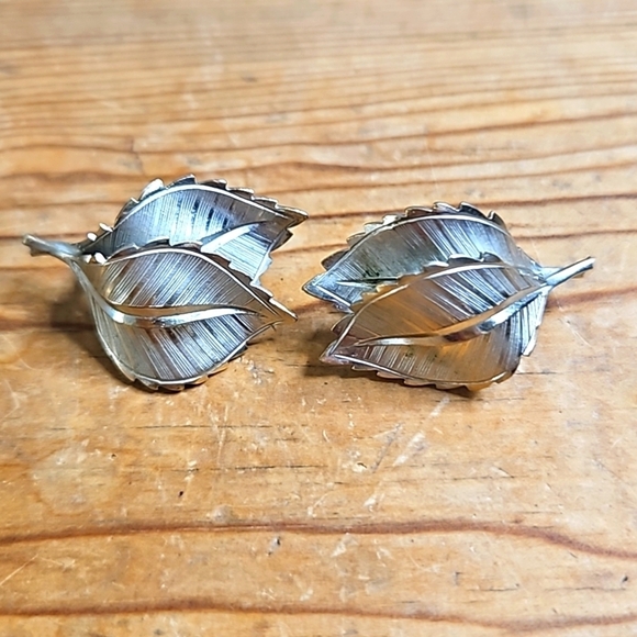 Vintage Giovanni Silvertone Leaf Clip On Earrings - Picture 1 of 5